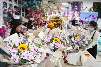 三八節花市探訪 玫瑰康乃馨價格創新高，DIY插花引領消費新潮流